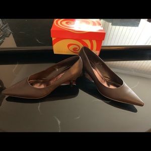 New never worn dark brown pumps